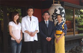 店長の滝沢さん（右２）、副支配人の松村さん（右）<BR>料理長の山口さん（左２）と、香織（左）☆
